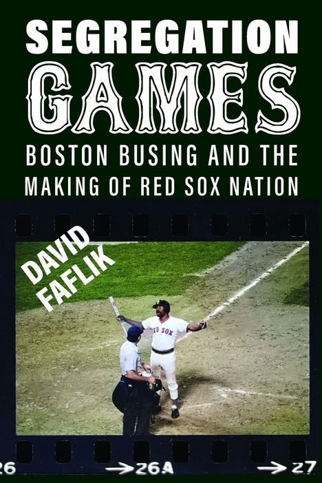 "Segregation Games: Boston Busing and the Making of Red Sox Nation." Ein Baseballspieler feiert am Spielfeldrand.