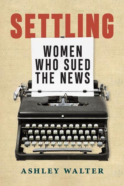 "Settling: Women Who Sued the News" von Ashley Walter auf einer Schreibmaschine abgebildet.