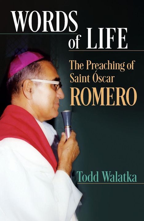 "Words of Life. The Preaching of Saint Oscar Romero. Todd Walatka." Ein Geistlicher mit roter Kappe und Mikrofon in der Hand.