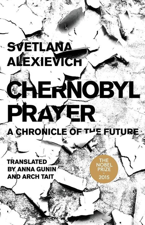 „SVETLANA ALEXIEVICH CHERNOBYL PRAYER A CHRONICLE OF THE FUTURE“, goldener Nobelpreis-Sticker, rissiger Putz.