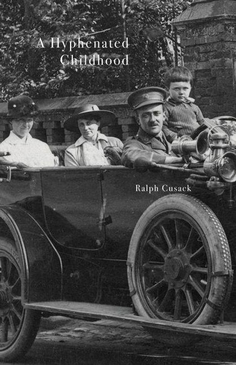 Text: "A Hyphenated Childhood", "Ralph Cusack". Ein altes Auto mit vier Personen, drei Erwachsene und ein Kind.