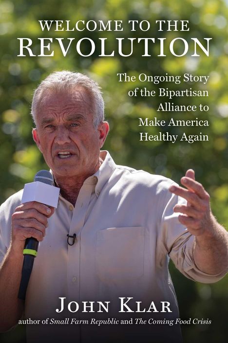 „WELCOME TO THE REVOLUTION. The Ongoing Story...Make America Healthy Again. JOHN KLAR...Small Farm Republic.“ Ein Mann mit Mikrofon.