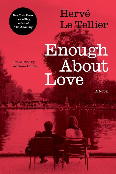 „Enough About Love“ von Hervé Le Tellier. Übersetzt von Adriana Hunter. Paar vor Teich, Park mit Bäumen im Hintergrund.