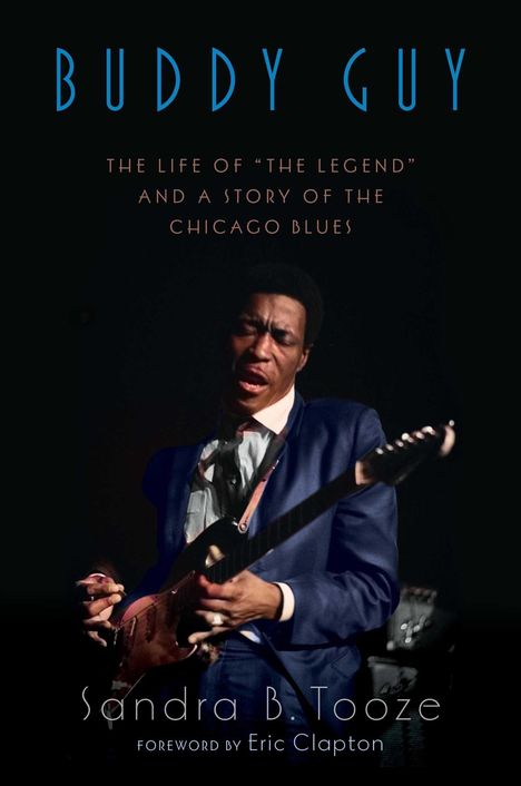 Text: BUDDY GUY. THE LIFE OF “THE LEGEND” AND A STORY OF THE CHICAGO BLUES. Sandra B. Tooze. Foreword by Eric Clapton. Darunter ein Musiker mit Gitarre in Aktion.