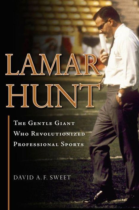 "LAMAR HUNT: The Gentle Giant Who Revolutionized Professional Sports. David A. F. Sweet." Ein Mann im Anzug auf einem Sportplatz.