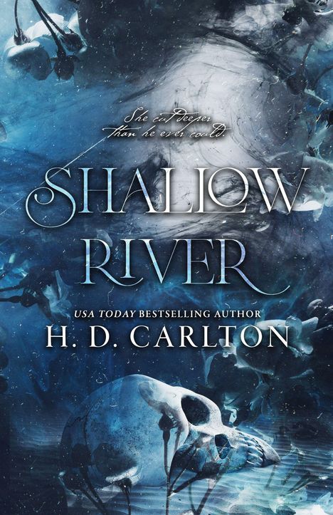 Der Text lautet: "She cut deeper than he ever could. Shallow River. USA Today Bestselling Author H. D. Carlton." Hintergrund zeigt blaue Blumen und einen Schädel.