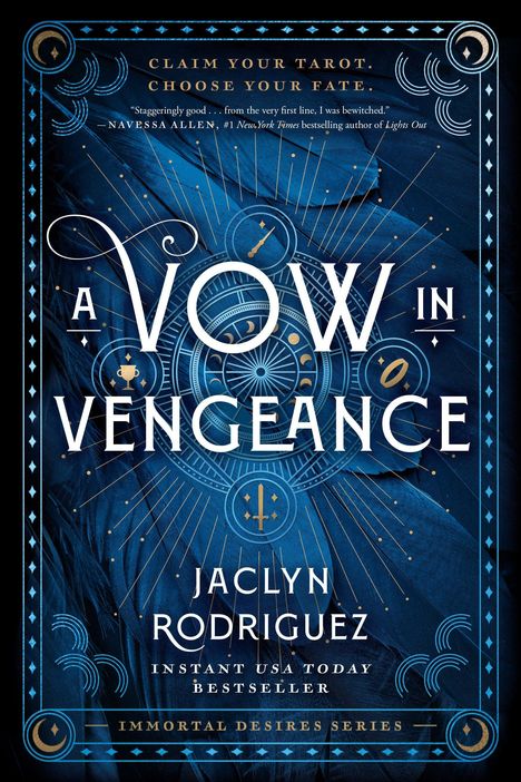 „A Vow in Vengeance“ von Jaclyn Rodriguez. Gestaltung in Blau und Gold, mit Tarot- und Schicksalssymbolen.