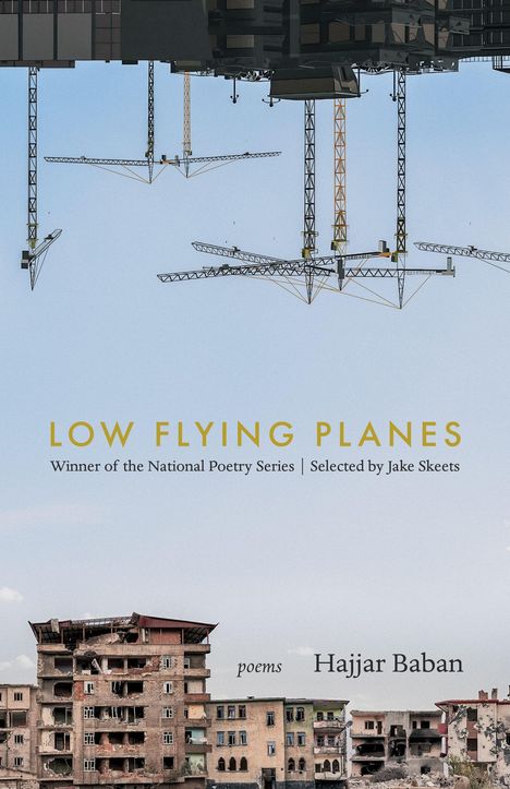 "LOW FLYING PLANES"; darunter "Winner of the National Poetry Series | Selected by Jake Skeets". Unten baufällige Gebäude.
