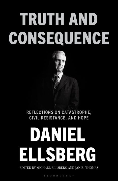 "Truth and Consequence", "Reflections on Catastrophe, Civil Resistance, and Hope", "Daniel Ellsberg", Schwarz-Weiß-Foto eines Mannes.