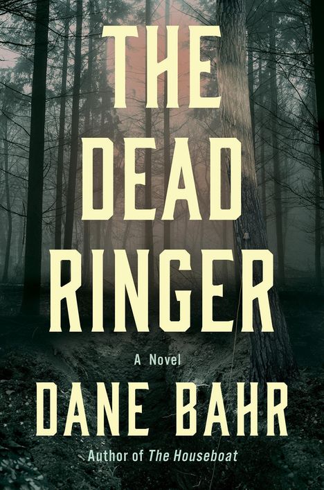 "The Dead Ringer" von Dane Bahr. Ein düsterer Wald mit nebliger Atmosphäre im Hintergrund.