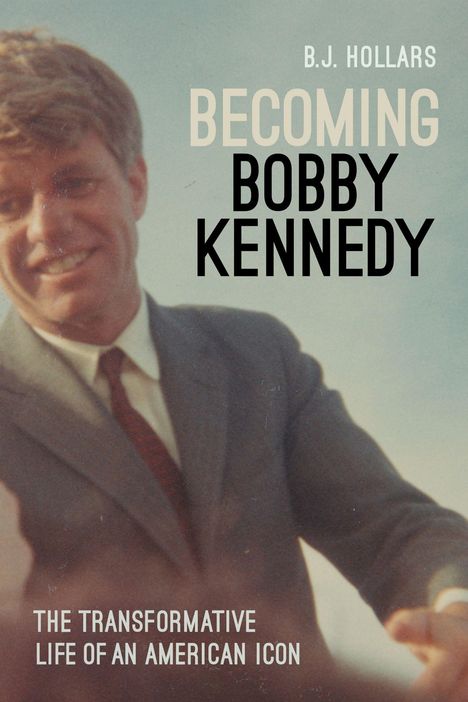 "B.J. Hollars. Becoming Bobby Kennedy. The Transformative Life of an American Icon." Ein Mann in Anzug lächelt freundlich.