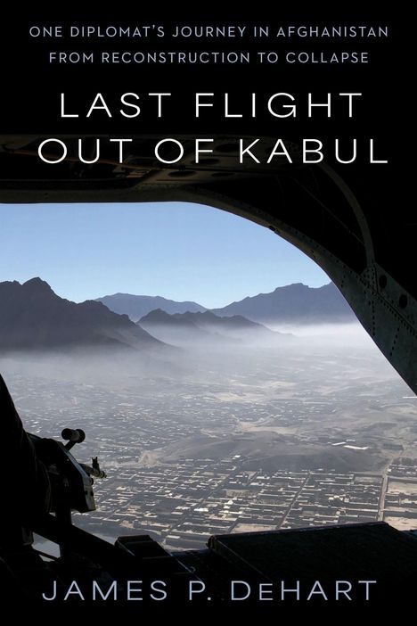 "Last Flight Out of Kabul" von James P. DeHart. Blick aus einem Flugzeug auf eine Stadt mit Bergen im Hintergrund.