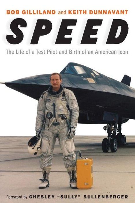 Text: "Bob Gilliland and Keith Dunnavant - SPEED - The Life of a Test Pilot and Birth of an American Icon - Foreword by Chesley 'Sully' Sullenberger." Ein Pilot in einem Raumanzug steht vor einem schwarzen Flugzeug.