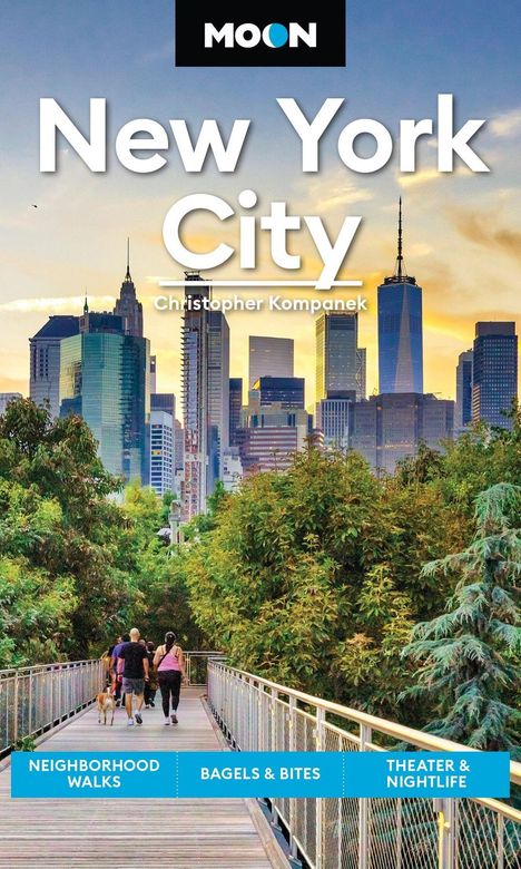 "New York City", "Christopher Kompanek". Skyline mit Menschen auf einem Gehweg im Vordergrund, umgeben von Bäumen.
