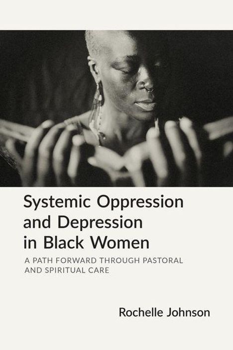 „Systemic Oppression and Depression in Black Women“ von Rochelle Johnson. Schwarz-Weiß-Foto einer nachdenklichen Person.