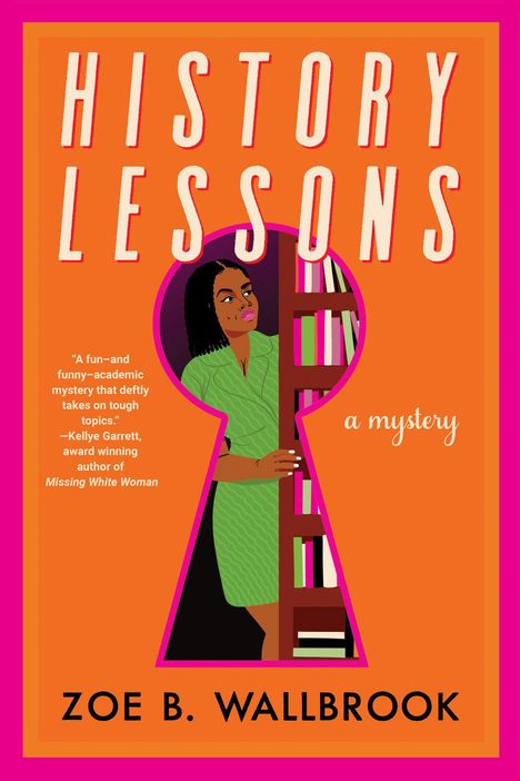 "History Lessons", "a mystery", "Zoe B. Wallbrook". Illustration: Frau in grünem Kleid durch Schlüsselloch bei einem Regal.