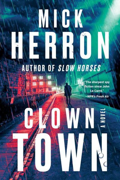 Texte: Mick Herron, Clown Town, A Novel, Author of Slow Horses. Eine Person geht in einer neonbeleuchteten, regnerischen Gasse.