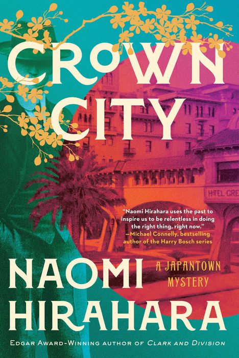 Texte: "Crown City", "Naomi Hirahara", "A Japantown Mystery". Illustration: Gebäude, Blumen, ein Mann mit Hut.