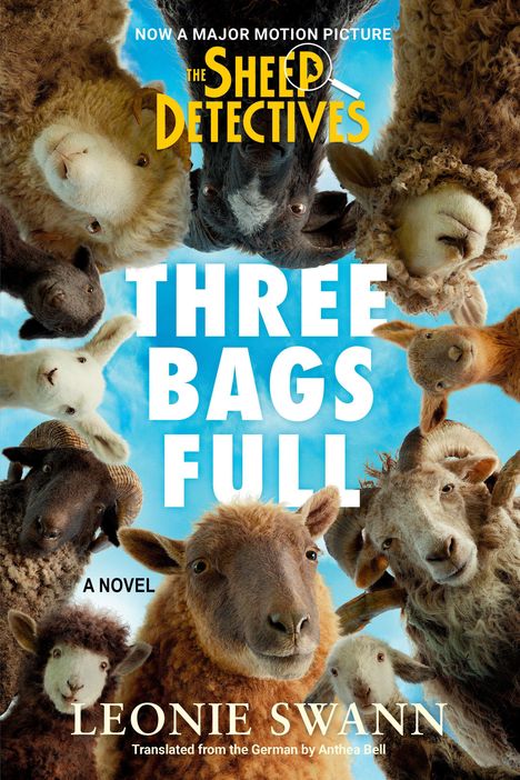 „The Sheep Detectives“, „THREE BAGS FULL“. Verschiedene Schafe blicken von oben auf einen blauen Himmel.