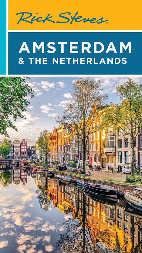 "Amsterdam & The Netherlands" über einem Kanal mit Booten und bunten Häusern, atmosphärisch bei Sonnenuntergang.