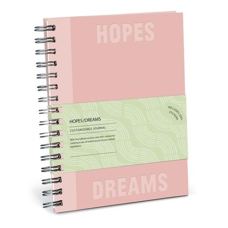 Text: "HOPES/DREAMS CUSTOMIZABLE JOURNAL". Ein rosafarbenes Ringbuch mit grünem Band, wellenförmigem Muster.