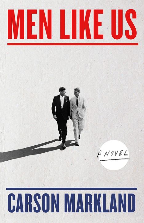 „MEN LIKE US“, „A NOVEL“, „CARSON MARKLAND“. Zwei Männer im Anzug gehen nebeneinander auf hellem Hintergrund.