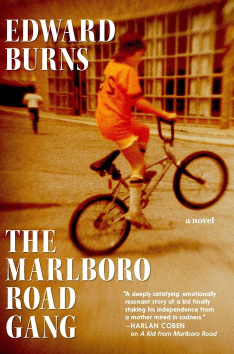 "Edward Burns, The Marlboro Road Gang, a novel." Junge in orangefarbenem Trikot fährt Fahrrad, unscharfes Stadtbild im Hintergrund.