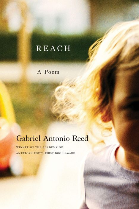 "REACH", "A Poem", "Gabriel Antonio Reed", ein Kind mit blonden Haaren, unscharfer Hintergrund, warmes Licht.