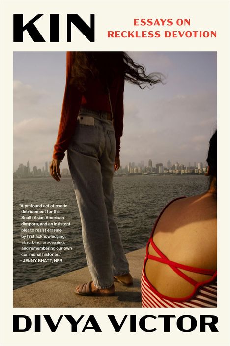 „KIN. ESSAYS ON RECKLESS DEVOTION. DIVYA VICTOR.“ Eine Person am Wasser, Blick auf eine Skyline, trägt rote und blaue Kleidung.