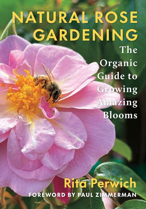 "Natural Rose Gardening: The Organic Guide to Growing Amazing Blooms" zeigt eine Biene auf einer rosa Blüte.