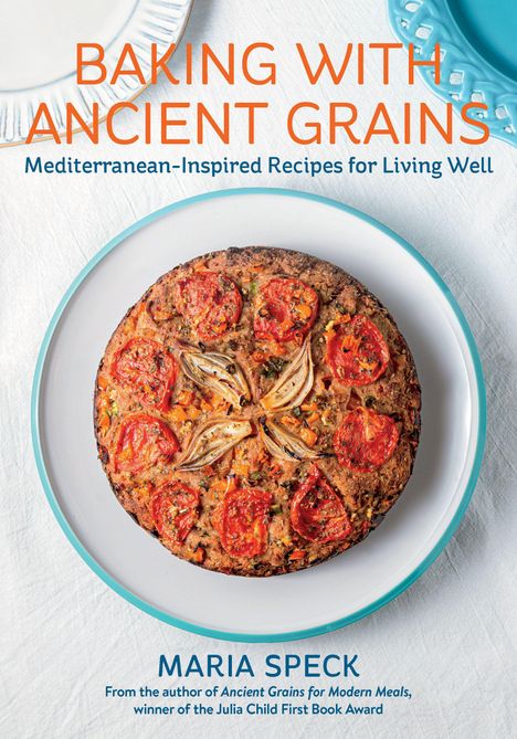 "Baking with Ancient Grains", mediterrane Rezepte. Maria Speck. Ein runder Kuchen mit Tomaten und Zwiebeln auf einem Teller.