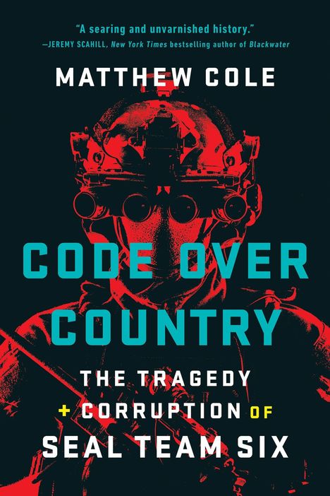 „A searing and unvarnished history.“ Matthew Cole, Code Over Country: The Tragedy + Corruption of SEAL Team Six.  
Rotes Nachtsichtgerät.