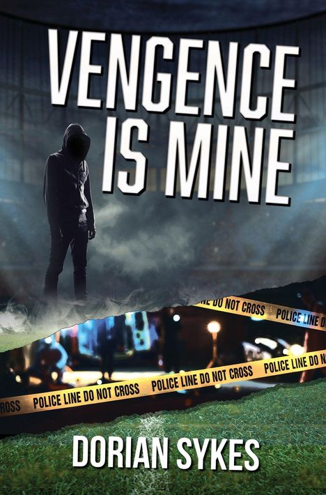 „Vengeance Is Mine“ und „Dorian Sykes“. Ein Hoodie-Träger in Nebel, Polizeiband, Stadionszene.