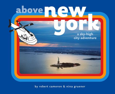 „above new york“ und „a sky-high city adventure“ in Großbuchstaben. Illustration: Hubschrauber über Skyline und Freiheitsstatue.