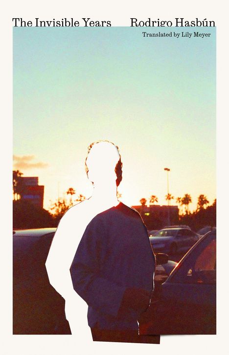 "The Invisible Years", "Rodrigo Hasbún", "Translated by Lily Meyer". Eine Personensilhouette vor Sonnenuntergang.