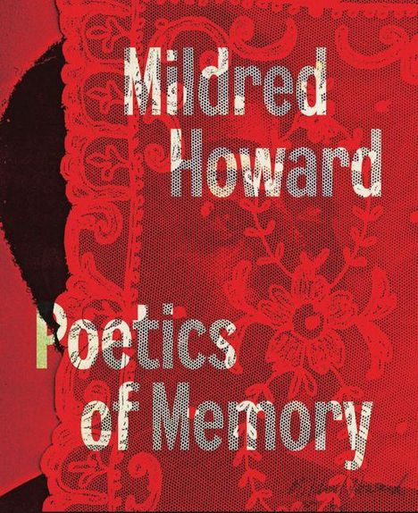 „Mildred Howard Poetics of Memory“ steht auf einem roten Hintergrund mit floralen Mustern und Spitzenverzierungen.
