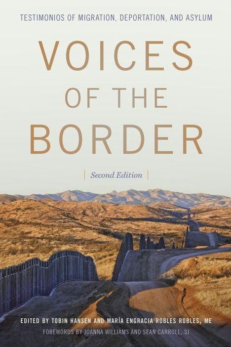 "Voices of the Border. Second Edition." Wüstenlandschaft mit Grenzzaun, Berge im Hintergrund.