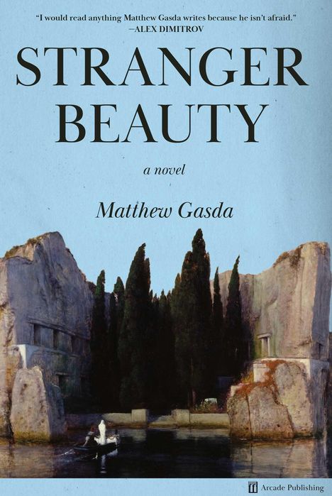 "STRANGER BEAUTY", Roman von Matthew Gasda. Zitat von Alex Dimitrov. Gemälde von Felsen, Zypressen und einem Boot auf Wasser.