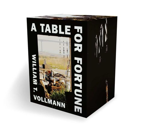 „A Table for Fortune“, „William T. Vollmann“. Eine Box mit einem Bild eines unordentlichen Tisches im Freien.