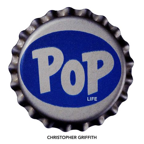 Auf einem Kronkorken steht "POP LIFE" in weiß auf blauem Hintergrund. Darunter Name in Schwarz.