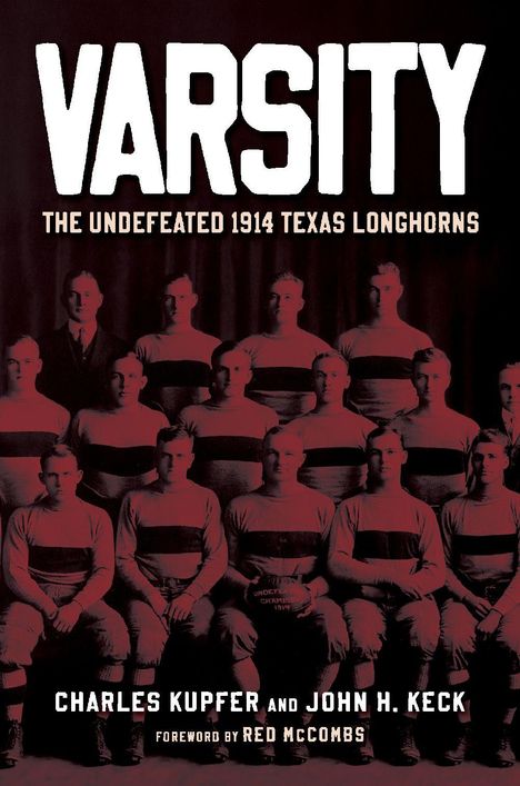 "VARSITY: THE UNDEFEATED 1914 TEXAS LONGHORNS" über einem Team in gestreiften Trikots. Autoren: Charles Kupfer, John H. Keck.