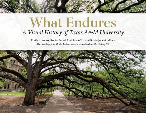 "What Endures: A Visual History of Texas A&M University" von Emily R. Amos. Alter Baum überspannt einen Gehweg.