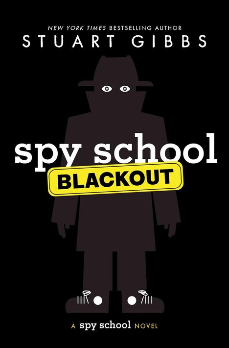 "Spy School Blackout" von Stuart Gibbs. Silhouette eines Spions mit Hut, Mantel und Turnschuhen.