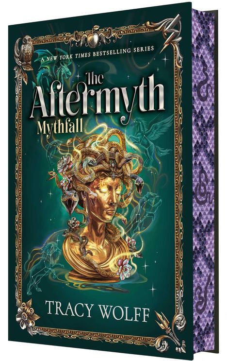 "The Aftermyth: Mythfall" und "Tracy Wolff" steht darauf. Goldene Medusa-Büste mit Schlangen, umgeben von mythischen Tieren.