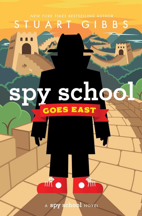 Text: "STUART GIBBS", "spy school", "GOES EAST", "a spy school novel". 

Illustration: Silhouette eines Agenten vor der Chinesischen Mauer.
