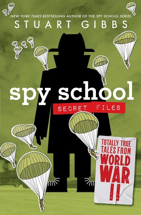 "Spy School Secret Files" in Weiß auf Schwarz. Viele Fallschirmspringer. "World War II" groß in Rot. Silhouette eines Spions.