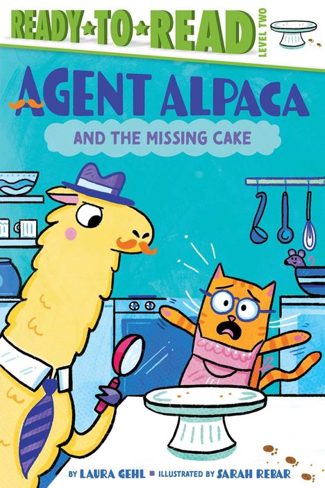 „AGENT ALPACA AND THE MISSING CAKE“; ein Alpaka mit Lupe und Katze mit Brille in einer Küche, suchen einen Kuchen.