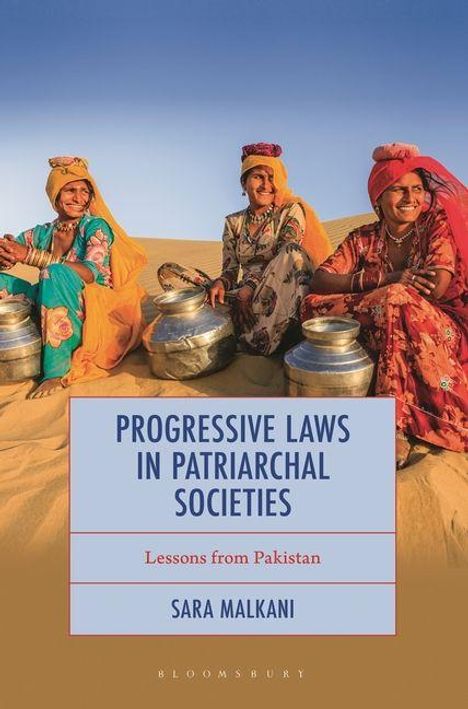 "Progressive Laws in Patriarchal Societies: Lessons from Pakistan" von Sara Malkani. Drei Frauen in bunter Kleidung sitzen im Sand.