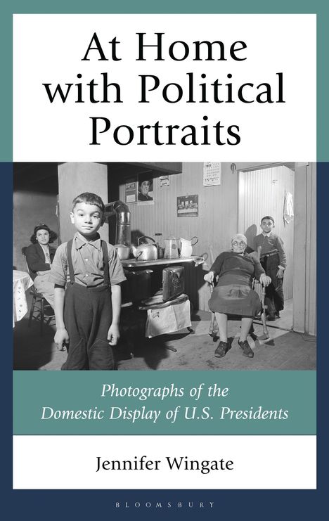 "At Home with Political Portraits" von Jennifer Wingate. Ein Junge steht in einer Küche; im Hintergrund Personen und Bilder.