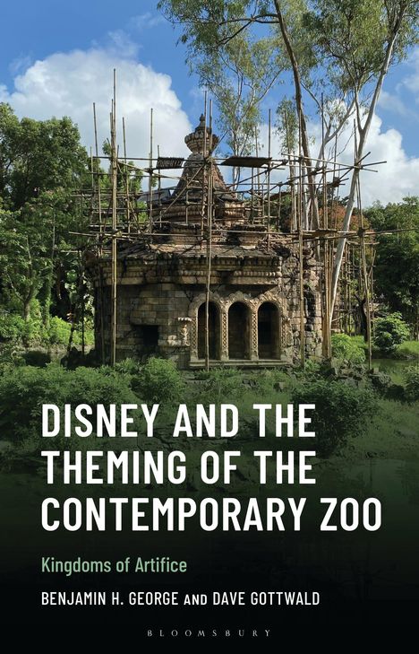 „Disney and the Theming of the Contemporary Zoo.“ Tempelruine mit Bambusgerüst umgeben von üppigem Grün.